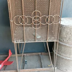 клетка из сетки железо.