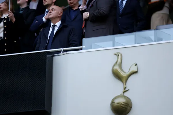 “Tottenhemiň” ýolbaşçysy 25 ýyldan soň wezipeden aýryldy