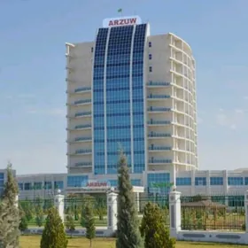 Требуются официанты,  басиста