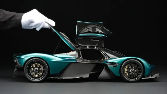 Stoluň üstünde goýulýan 56 santimetrlik Aston Martin-i hakyky ulagyň bahasyndan satmakçy bolýarlar