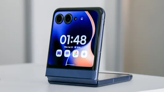 Samsung eplenýän smartfonlaryň bazarynda öňdeligini Huawei bilen Motorola berdi