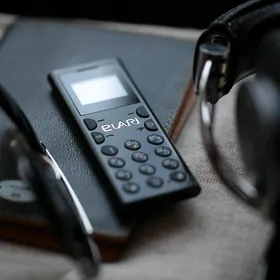 Elari mini telefon