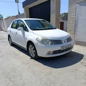 Nissan Tiida 2005