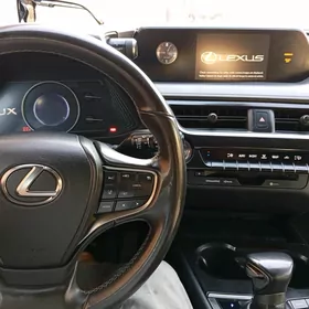 Lexus UX 200 2020