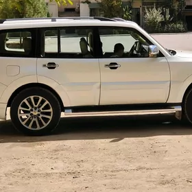Mitsubishi Pajero 2015