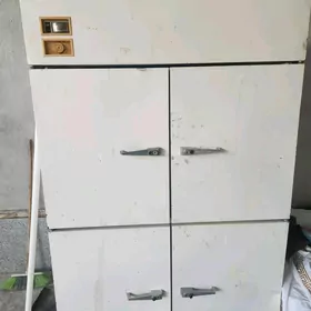 Производственный холодильник