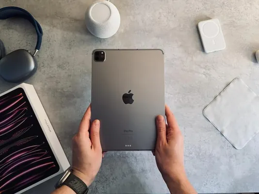 Microsoft случайно разрекламировала iPad в рекламе Surface