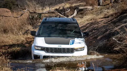 Jeep ulagyň ýolda birden öçüp galmak töwekgelçiligi sebäpli 92 müň Grand Cherokee-ni yzyna ýygnaýar