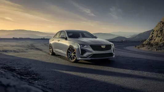 Täzelenen Cadillac CT4 sedanynyň bahasy 62 700 dollara çykdy