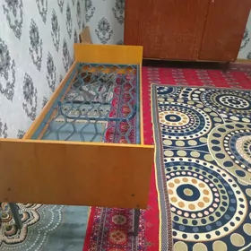 кровать