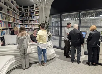 Warşawanyň metrosynda ýolagçylaryň smartfondan ünsüni sowmak üçin kitaphana açyldy
