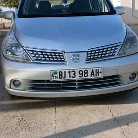 Nissan Tiida 2005