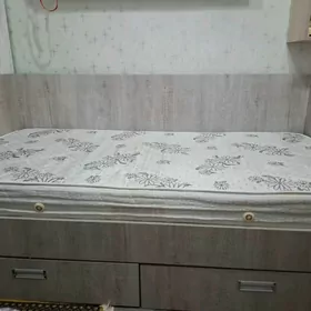 кровать