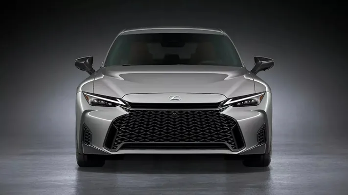Lexus показал седан IS с переработанным дизайном и новым оснащением