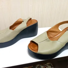 Кожаные босоножки