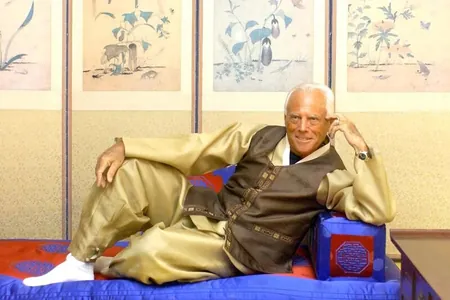Modelýer Jorjo Armani barada film düşüriler