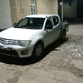 Mitsubishi L200 2010