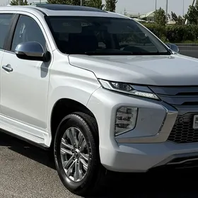 Mitsubishi Pajero 2020