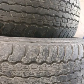 Dunlop.  275. 65 17.  Land.