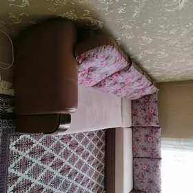 Uglawoy divan