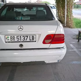 Mercedes-Benz E320 1996