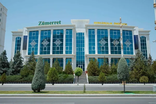 Aşgabatda "Zümerret zergärçilik önümleri" binasynda abatlaýyş işleri geçiriler