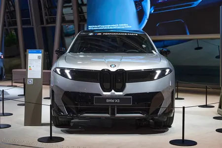 BMW duýdansyz ýagdaýda öz firma nyşanynyň dizaýnyny täzeledi