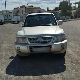 Mitsubishi Pajero 2003