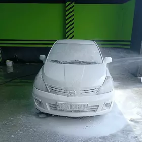 Nissan Tiida 2011