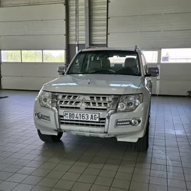 Mitsubishi Pajero 2015