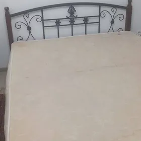 Кровать
