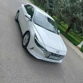 Hyundai Elantra 2022