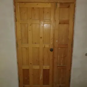 Деревянная дверь