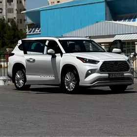 Toyota Highlander 2021