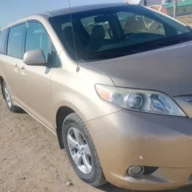 Toyota Sienna 2011