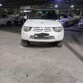 Mitsubishi L200 2012