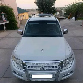 Mitsubishi Pajero 2015