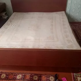 двухспальная кровать