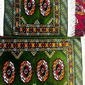 на сиденье а/машины,  диван