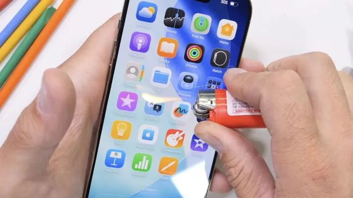 iPhone Air-y elde egreltmek başartmady. Munuň üçin ýokary göteriji kran gerek boldy