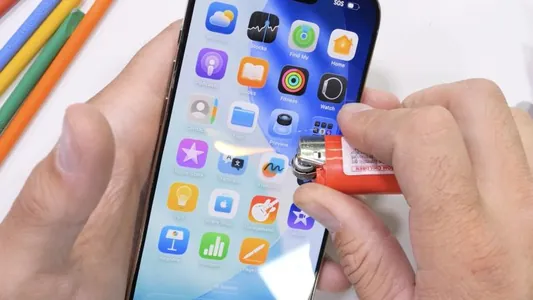 iPhone Air-y elde egreltmek başartmady. Munuň üçin ýokary göteriji kran gerek boldy