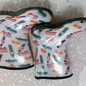 Резиновые сапоги и кроссовки