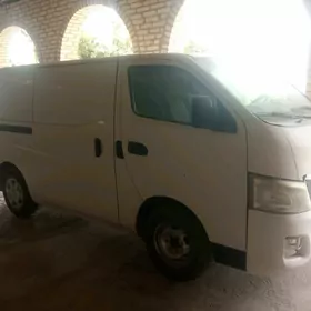 Nissan Urvan 2013
