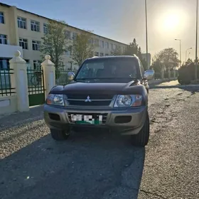 Mitsubishi Montero 2002