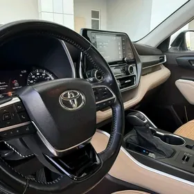 Toyota Highlander 2021