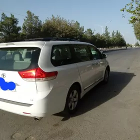 Toyota Sienna 2011