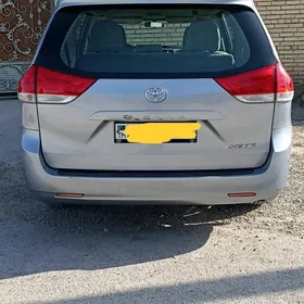 Toyota Sienna 2011
