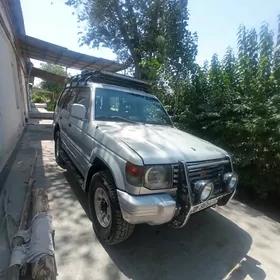 Mitsubishi Montero 1995