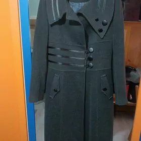 серое пальто