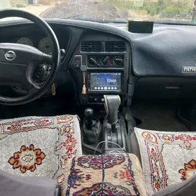 Nissan Pathfinder 2000